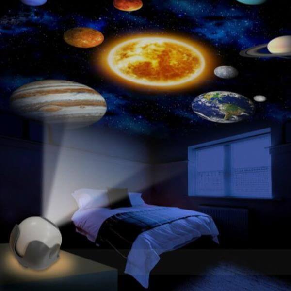 Proiettore Sistema Solare proietta pianeti sul soffitto di una camera buia.