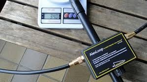 Antenna portatile Alexloop con strumenti di misura su tavolo di legno