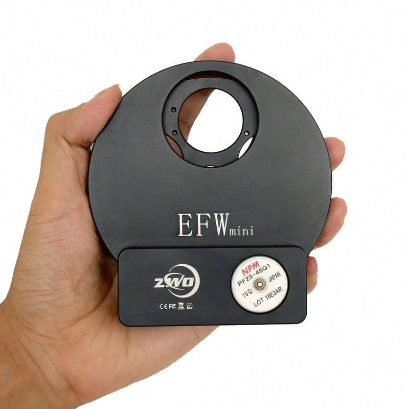 Ruota portafiltri ZWO EFW mini tenuta in mano