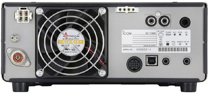 Retro del ricetrasmettitore Icom IC-7300 con prese e ventola