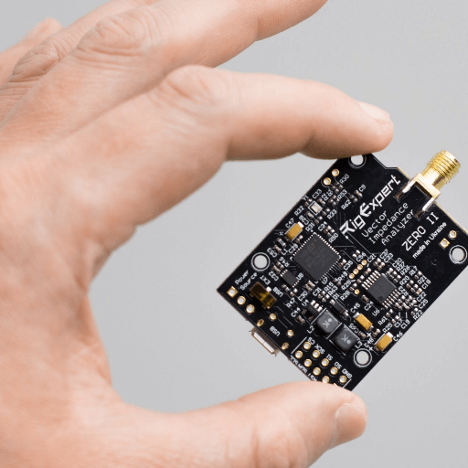 RigExpert Zero II VNA Analizzatore d'Antenna in mano