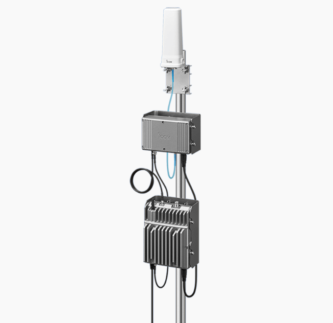 Transverter Icom CX-10G su palo connesso a IC-905 per 10GHz