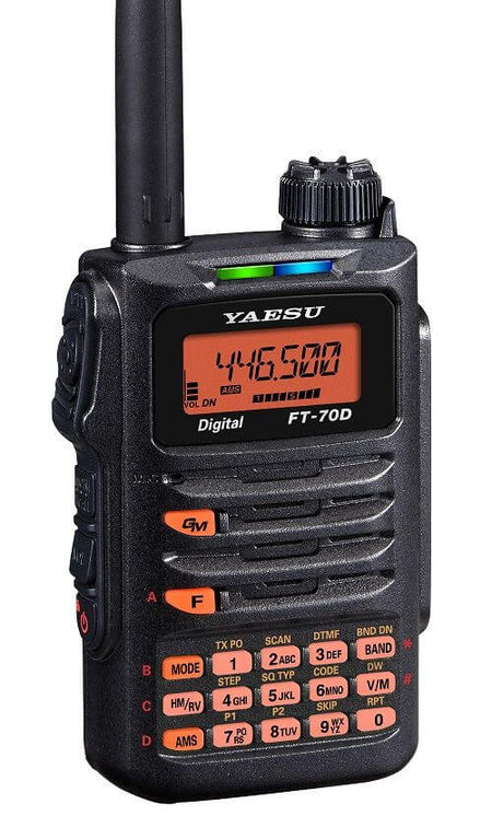 Ricetrasmettitore digitale Yaesu FT-70DE con display LCD.