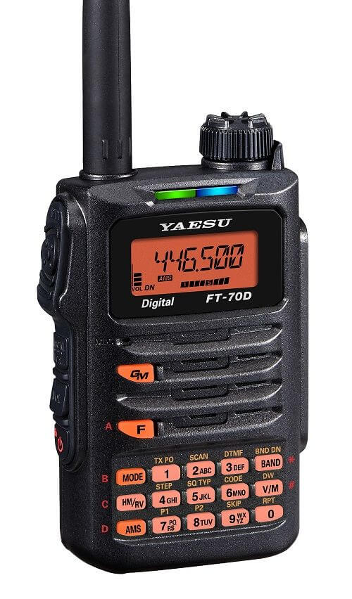 Ricetrasmettitore digitale Yaesu FT-70DE con display LCD.