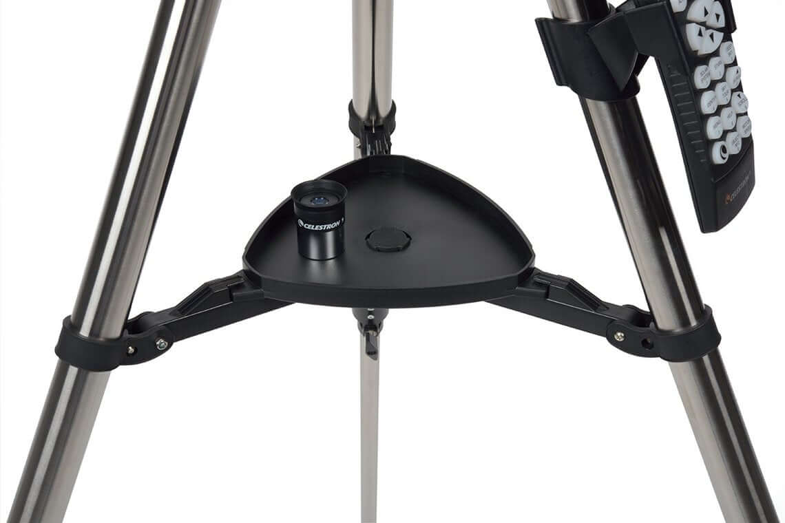 Trepiede del telescopio Celestron Nexstar 127 SLT con vassoio porta oculari e pulsantiera. Design robusto per uso astronomico.