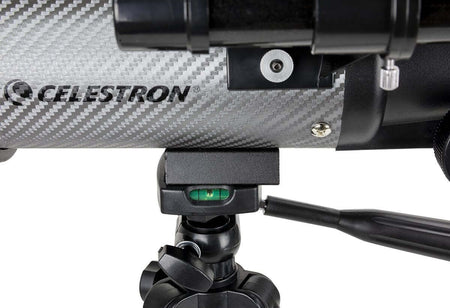Dettaglio del telescopio Celestron Travelscope 70 con treppiede.