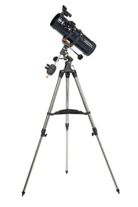 Telescopio Celestron Astromaster 114 EQ con montatura equatoriale motorizzata, ideale per osservazione astronomica.