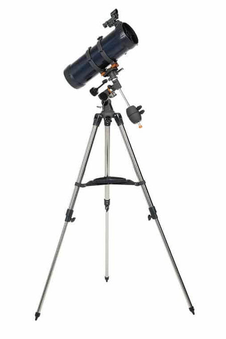 Telescopio Celestron Astromaster 114 EQ con montatura e adattatore smartphone, ideale per osservazioni astronomiche.