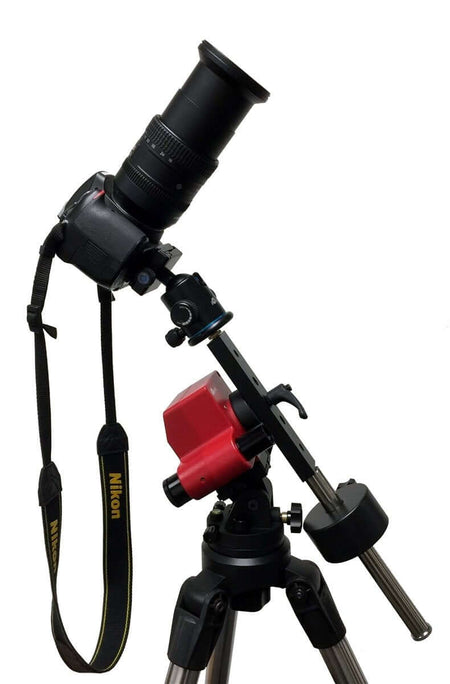 Fotocamera montata su astroinseguitore Ioptron con cannocchiale polare e treppiede fotografico per astrofotografia precisa e portatile.
