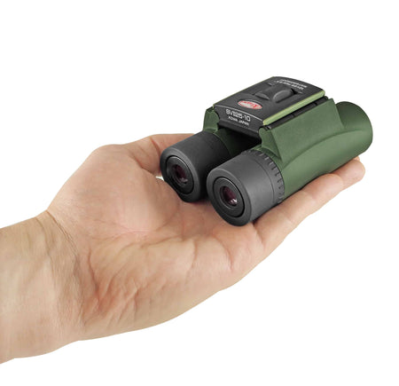 Binocolo compatto Kowa SV II 10x25 verde in una mano