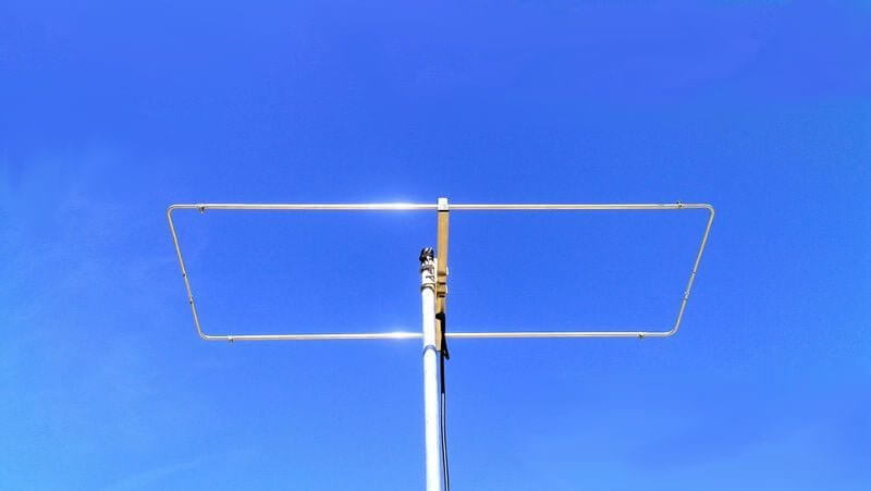 Antenna Moxon per banda 4m, design compatto ad alta efficienza.