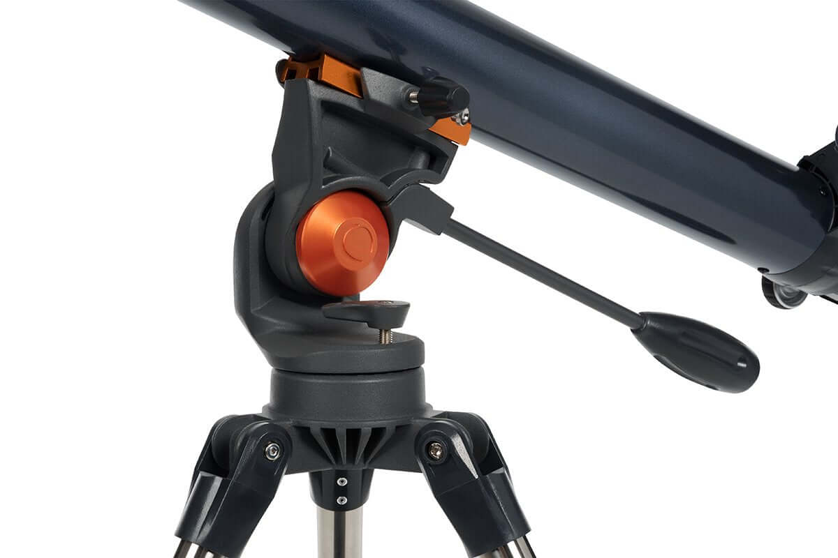 Dettaglio del supporto robusto del Celestron Astromaster 70 AZ.