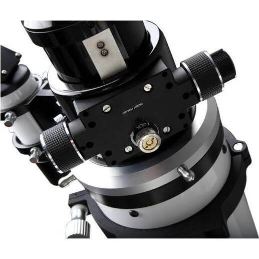 Dettaglio del focheggiatore del telescopio SkyWatcher APO Esprit 100