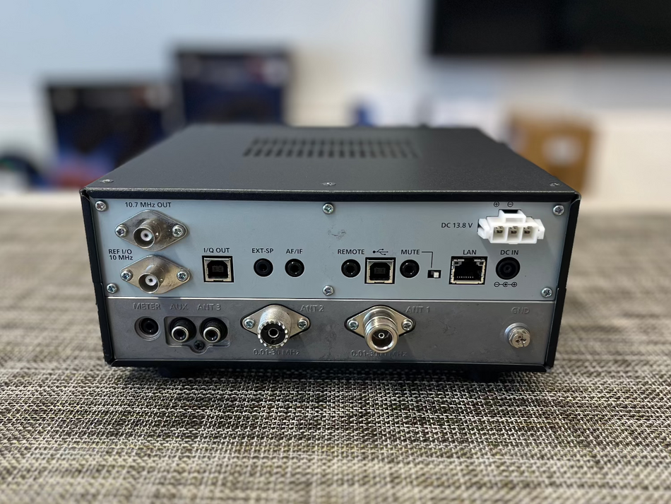 Ricevitore Icom IC-R8600 usato, 10KHz-3GHz, in perfette condizioni con garanzia 12 mesi, graffi sul pannello.