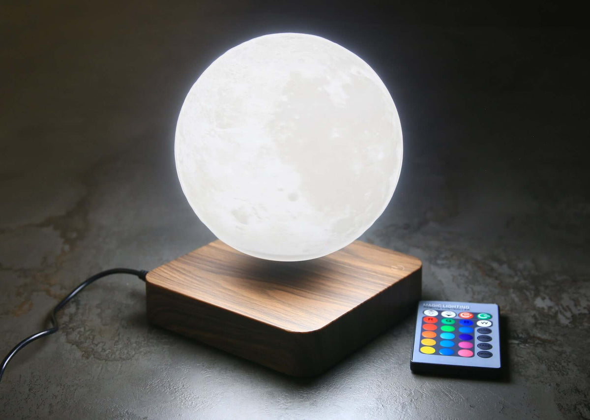 Lampada a levitazione magnetica DiProgress MOON con globo lunare e telecomando su base effetto legno.