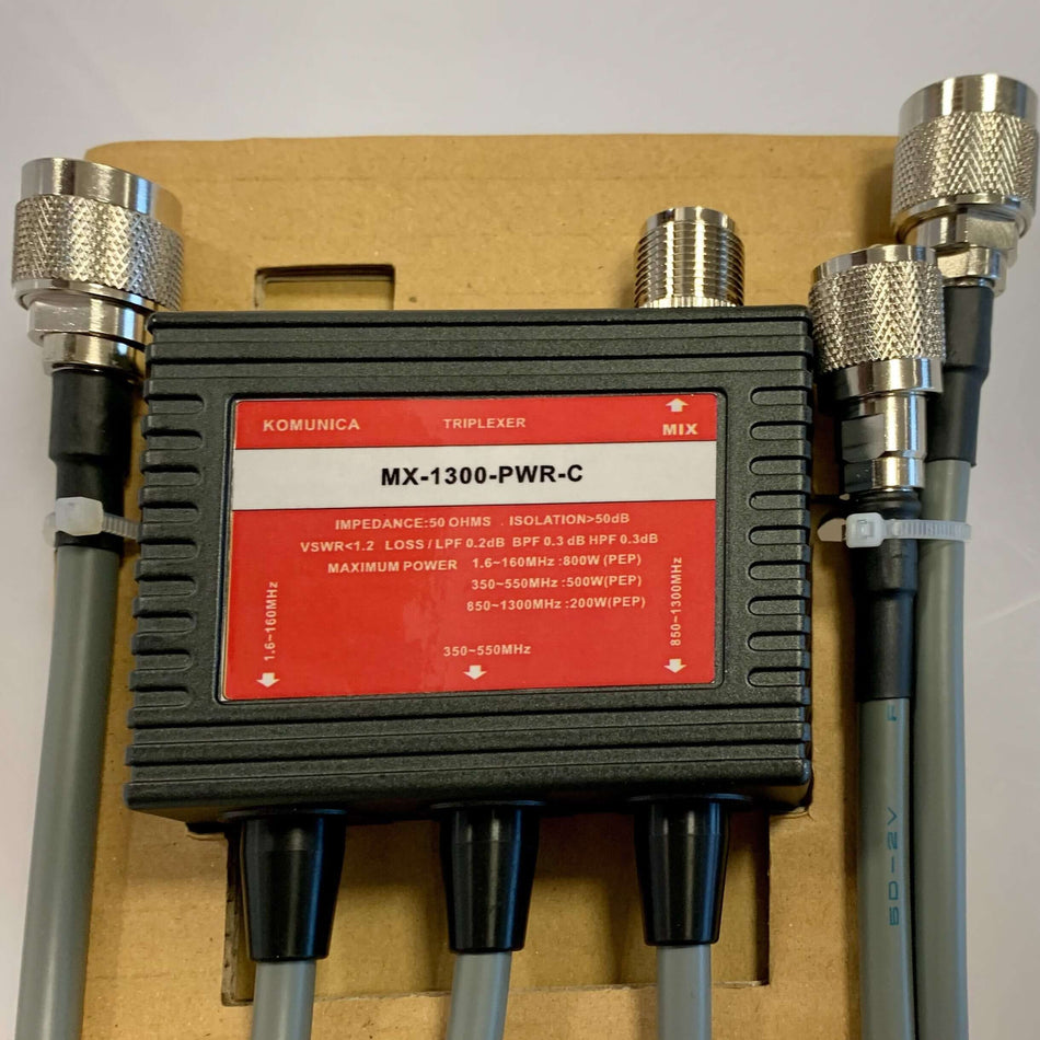 Triplexer Komunica MX-1300-PWR-C con cavi per frequenze RF.