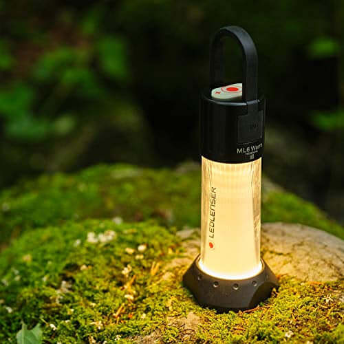 Lampada Led Lenser ML6 Luce Calda su muschio verde, all'aperto