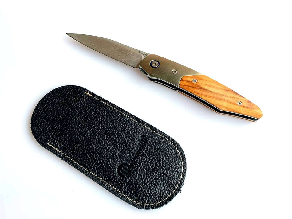 Coltello Maserin Spider II con manico in legno di olivo e fodero in cuoio nero.