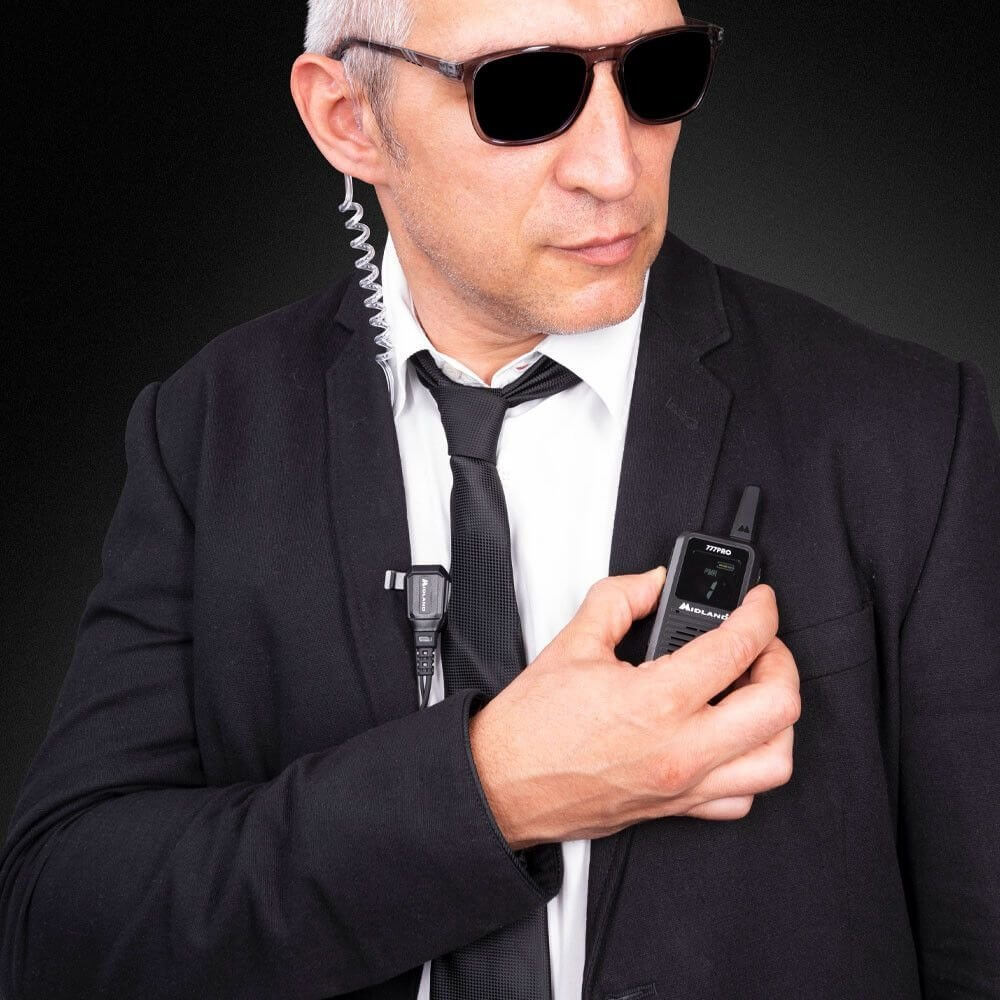 Uomo con occhiali da sole usa radio Midland 777 Pro