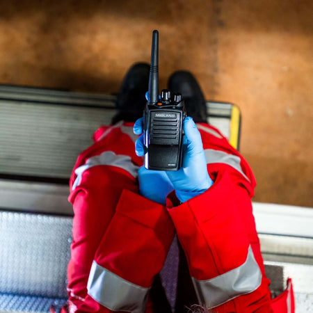 Operatore in divisa rossa utilizza Midland G15 PRO NC con Noise Cancelling.