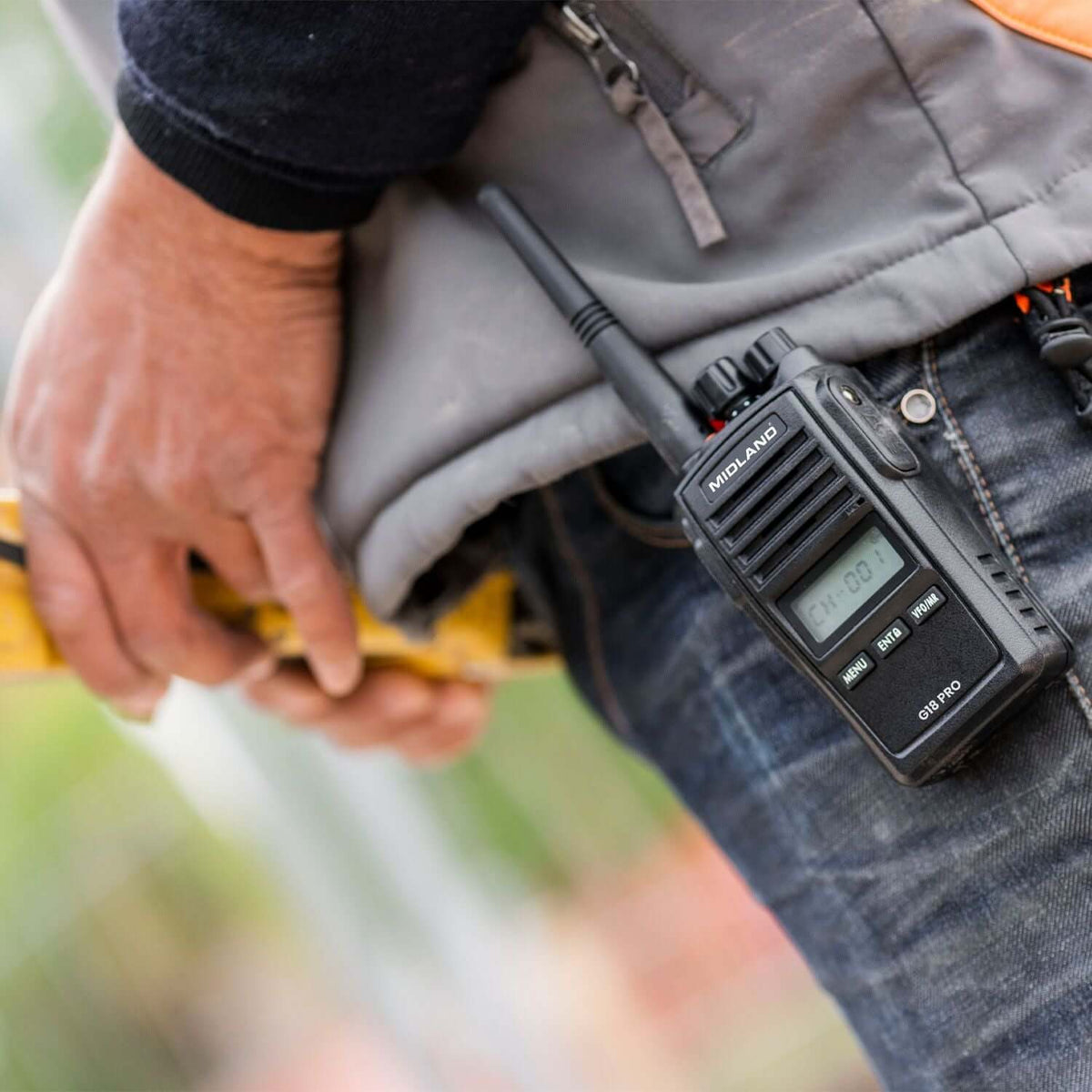 Walkie talkie Midland G18 PRO NC fissato alla cintura di un tecnico.