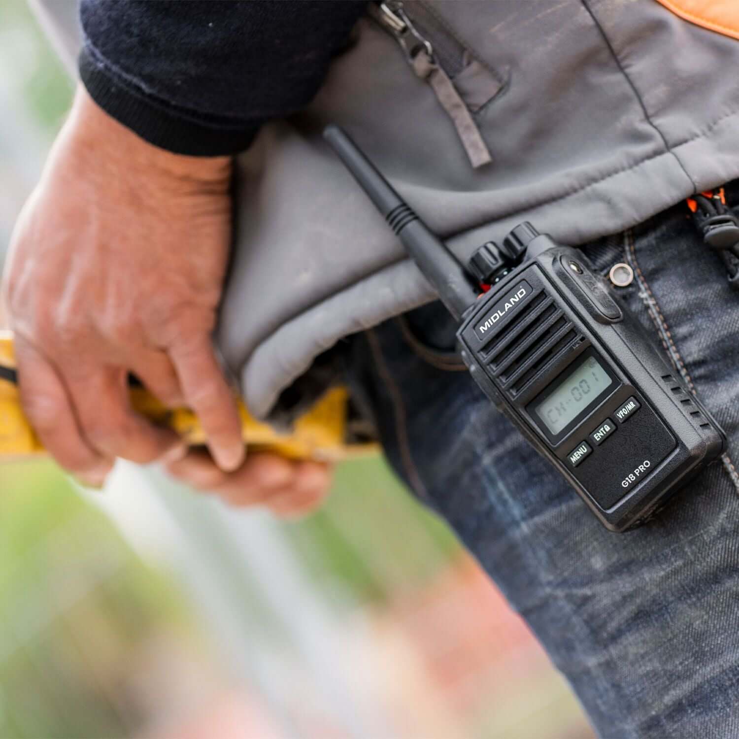 Walkie talkie Midland G18 PRO NC fissato alla cintura di un tecnico.