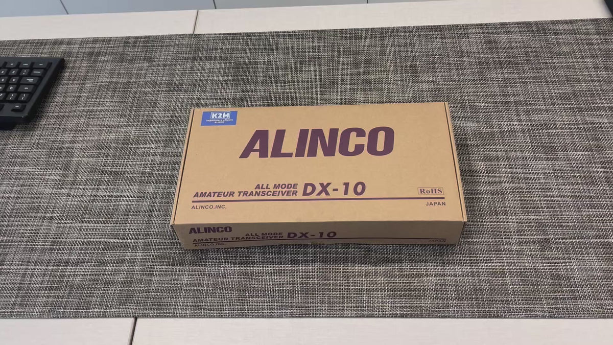 Scatola ricetrasmettitore Alinco DX-10 sul tavolo.