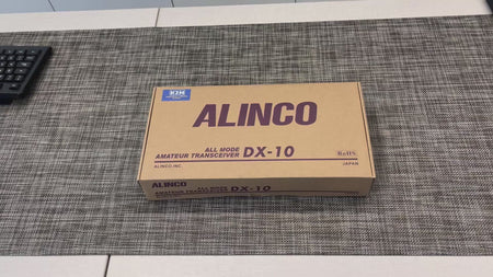 Scatola ricetrasmettitore Alinco DX-10 sul tavolo.