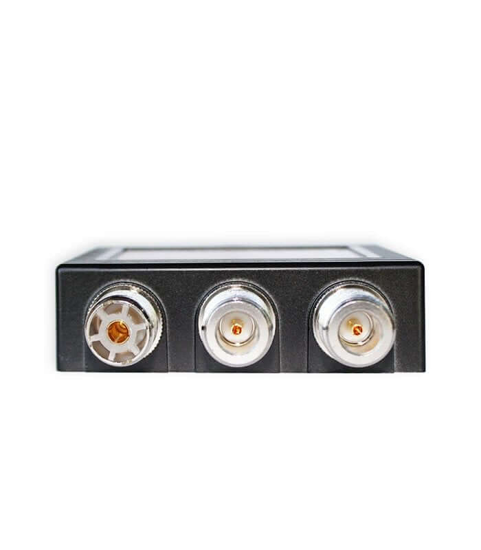 Triplexer Komunica con connettori tipo N e SO-239, vista frontale.