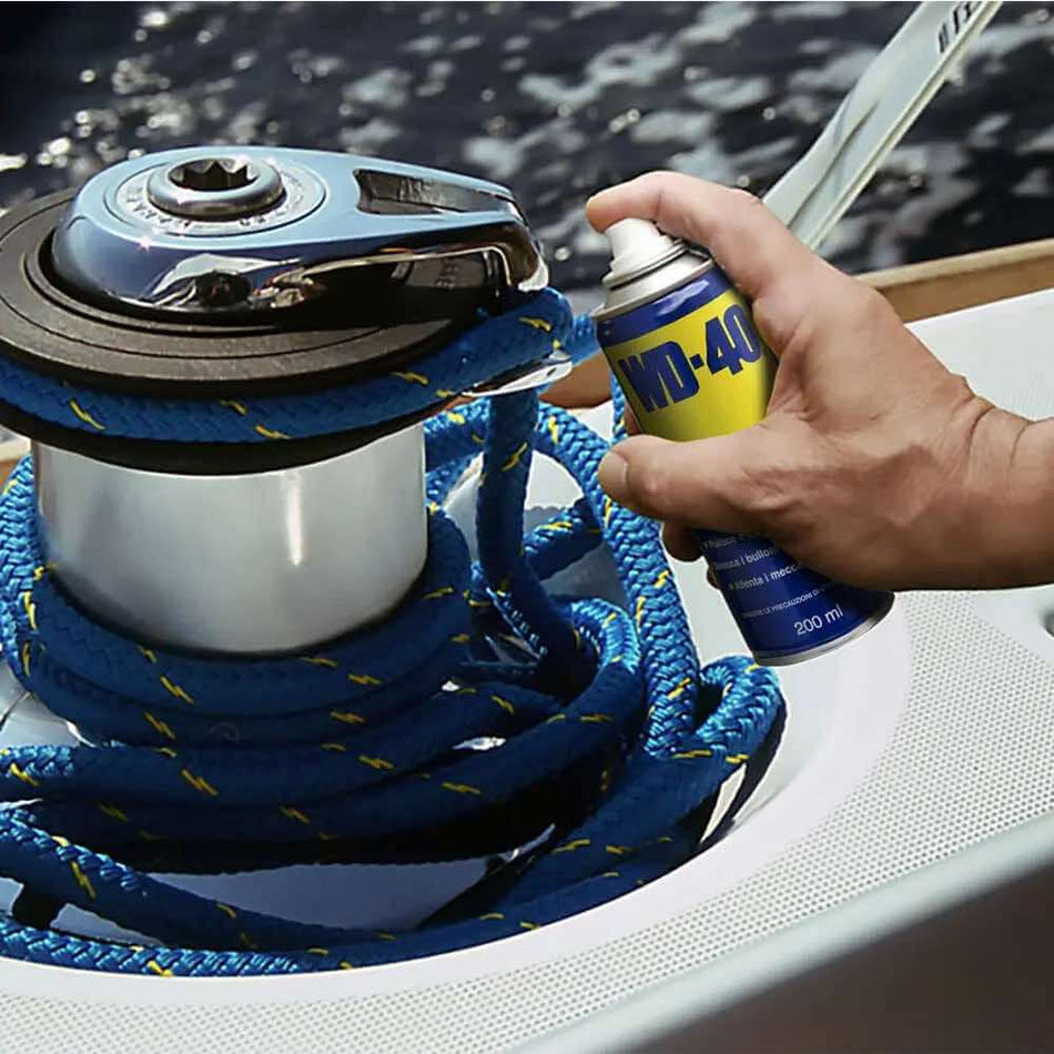 Uomo applica WD-40 Lubrificante su attrezzatura nautica