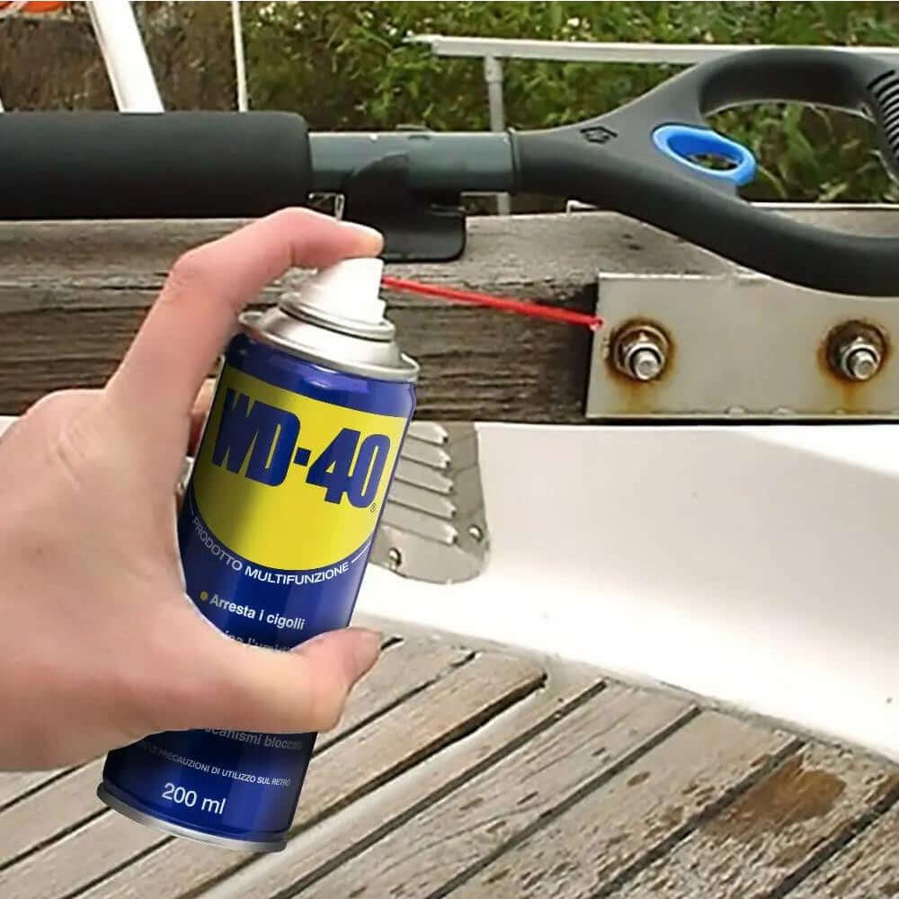 Spray WD-40 200ml su superficie in barca, lubrificante e protettivo multifunzione.
