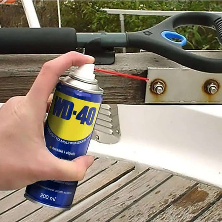 Spray WD-40 200ml su superficie in barca, lubrificante e protettivo multifunzione.