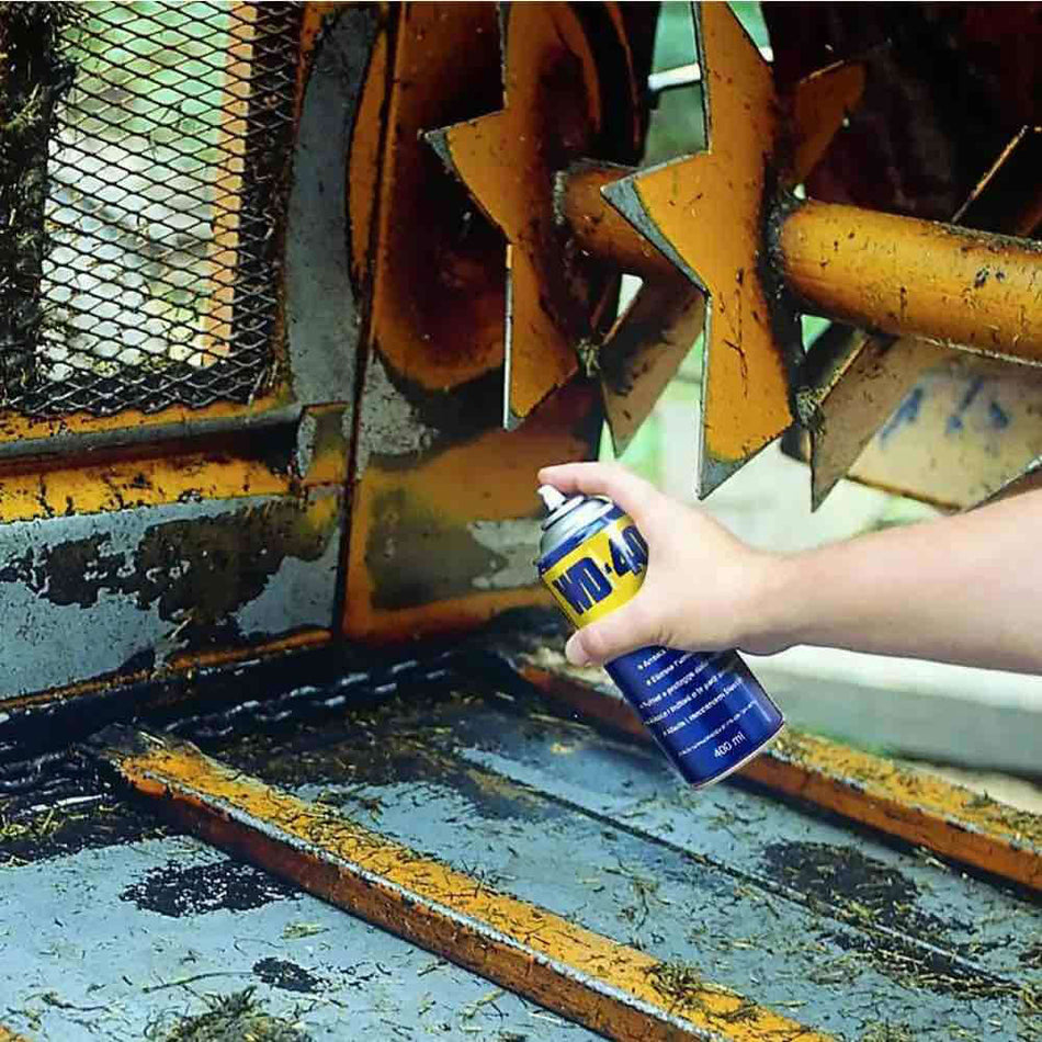 Spray WD-40 su macchinario metallico per prevenire ruggine