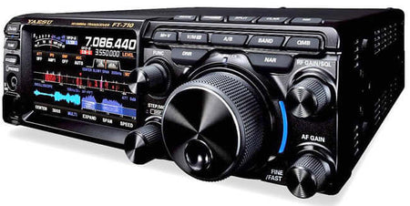 Yaesu FT-710 AESS ricetrasmettitore con display touchscreen.
