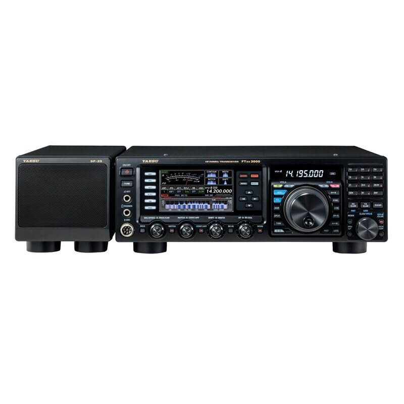 Altoparlante esterno Yaesu SP-20 accanto a radio FTDX3000D